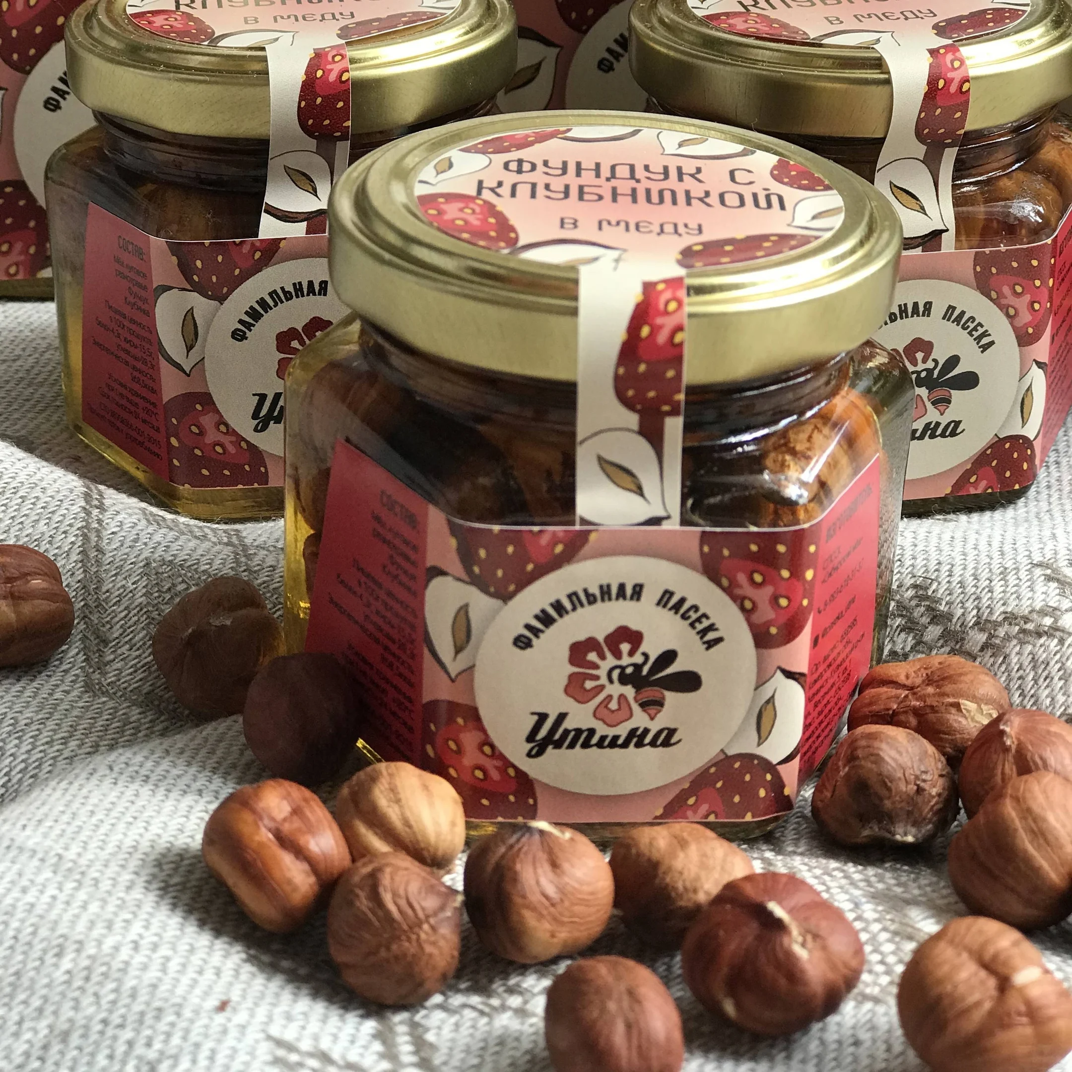 100% Natural 150g Packaging Product Flower Honey With Peeled Hazelnut Kernel and Dried Strawberries