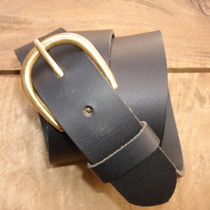 Мужской кожаный ремень черного и коричневого цвета с пряжкой из твердой латуни