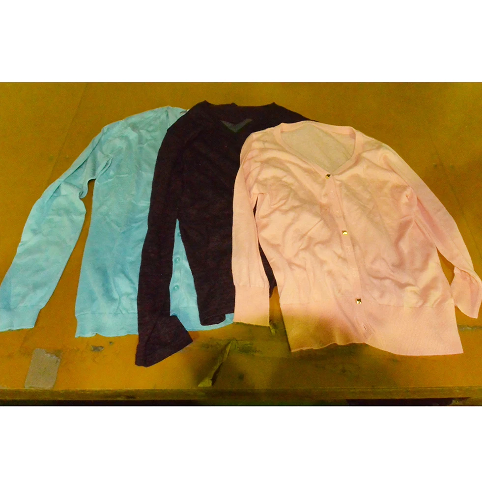 
Second hand crewneck women turtleneck black pullover with unique design 