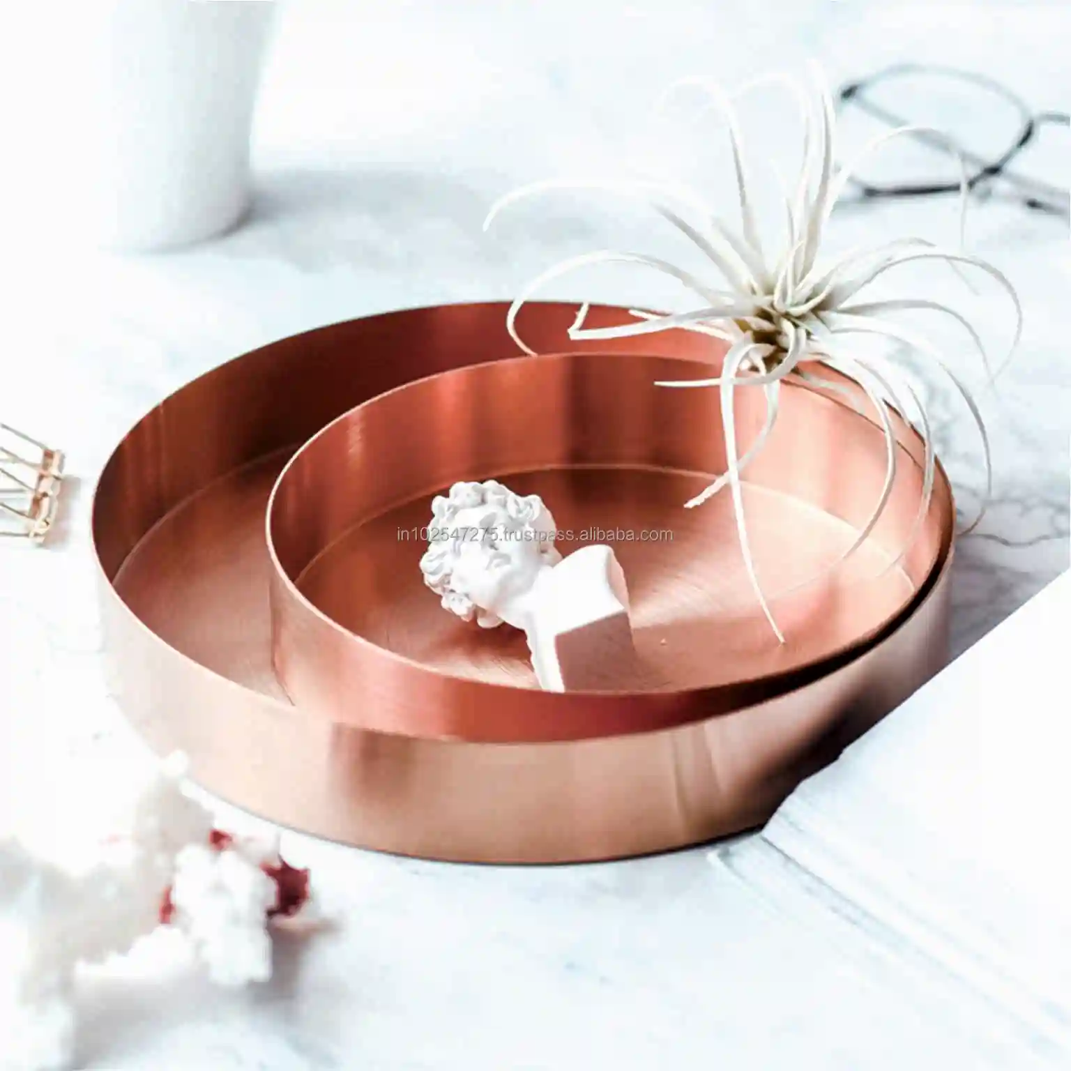 Copper Hammered Design Tray With Handle And Golden polished With Round Shape for Round shape for sale