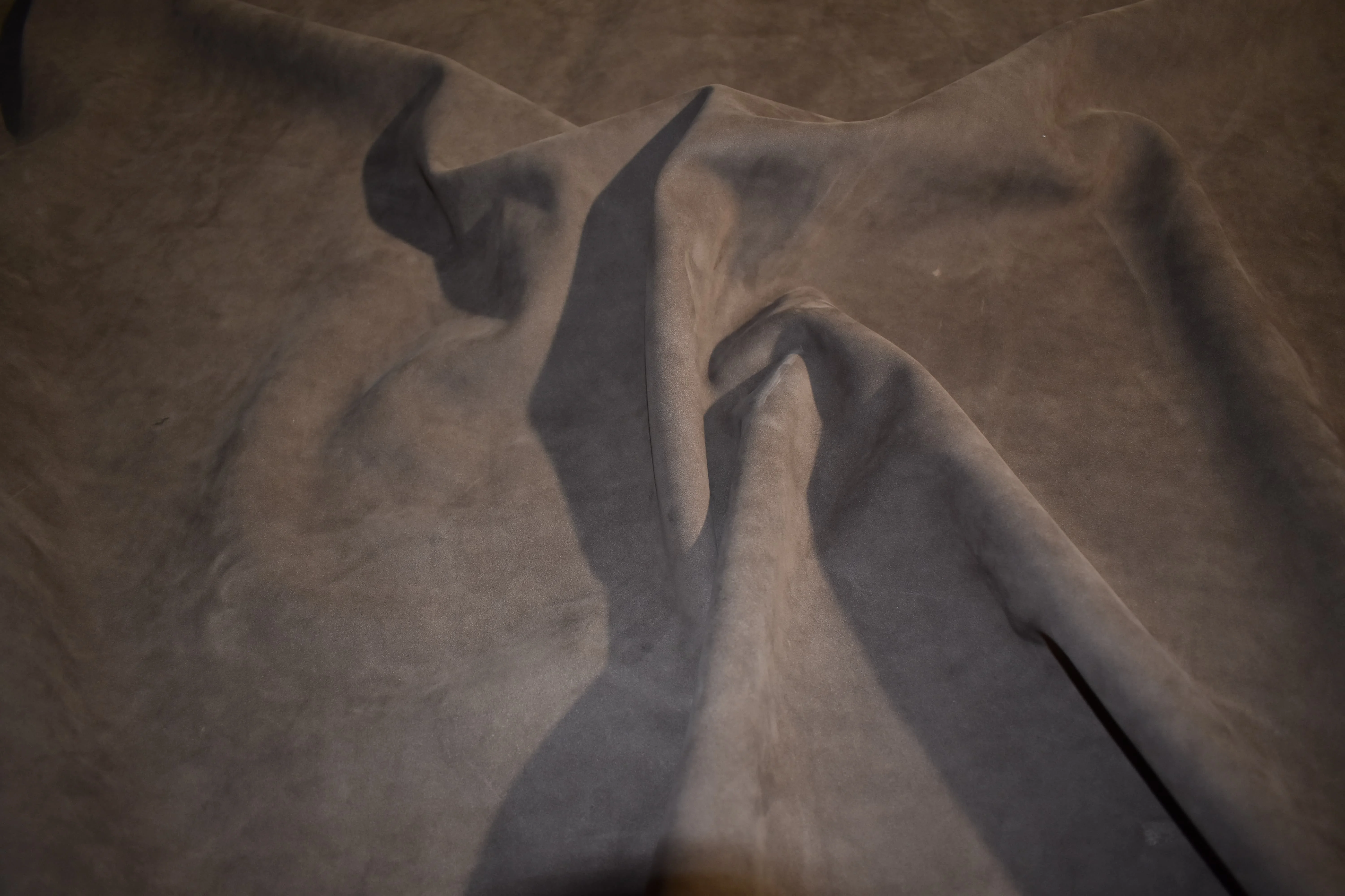 Полностью зернистая нубуковая коровья кожа толщиной 1 3 5 мм Гладкая и круглая. Идеально подходит для диванов кресел