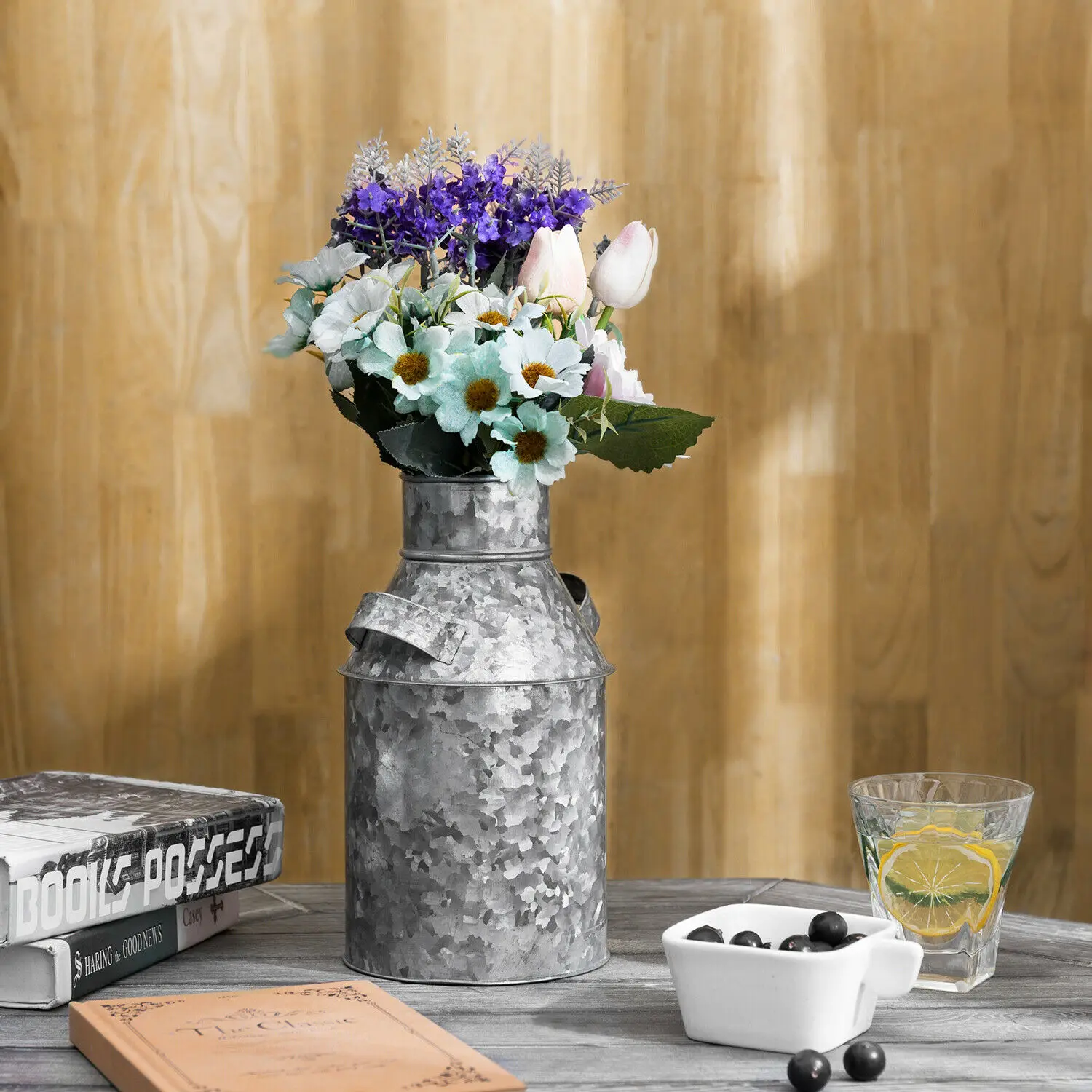 Цветочный горшок привлекательного дизайна из оцинкованного металла с удобной ручкой идеально подходит для домашнего декора и гостиной