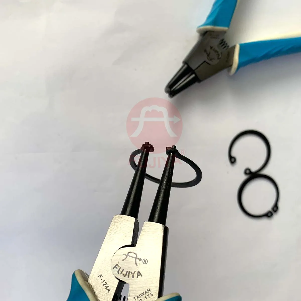 Forceful Durable Anti-shedding Eurotype Snap Ring Pliers l Cr-V alloy steel l  TPR duplex color handle l Using range 19~65 mm l