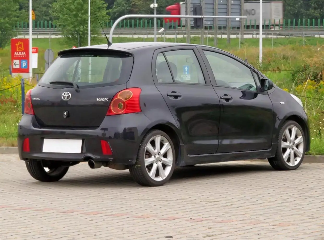 Горячее предложение б/у 2007 T0y0ta Yaris 4 дверей имеющихся в наличии для продажи с большой скидкой свяжитесь нами прямо сейчас