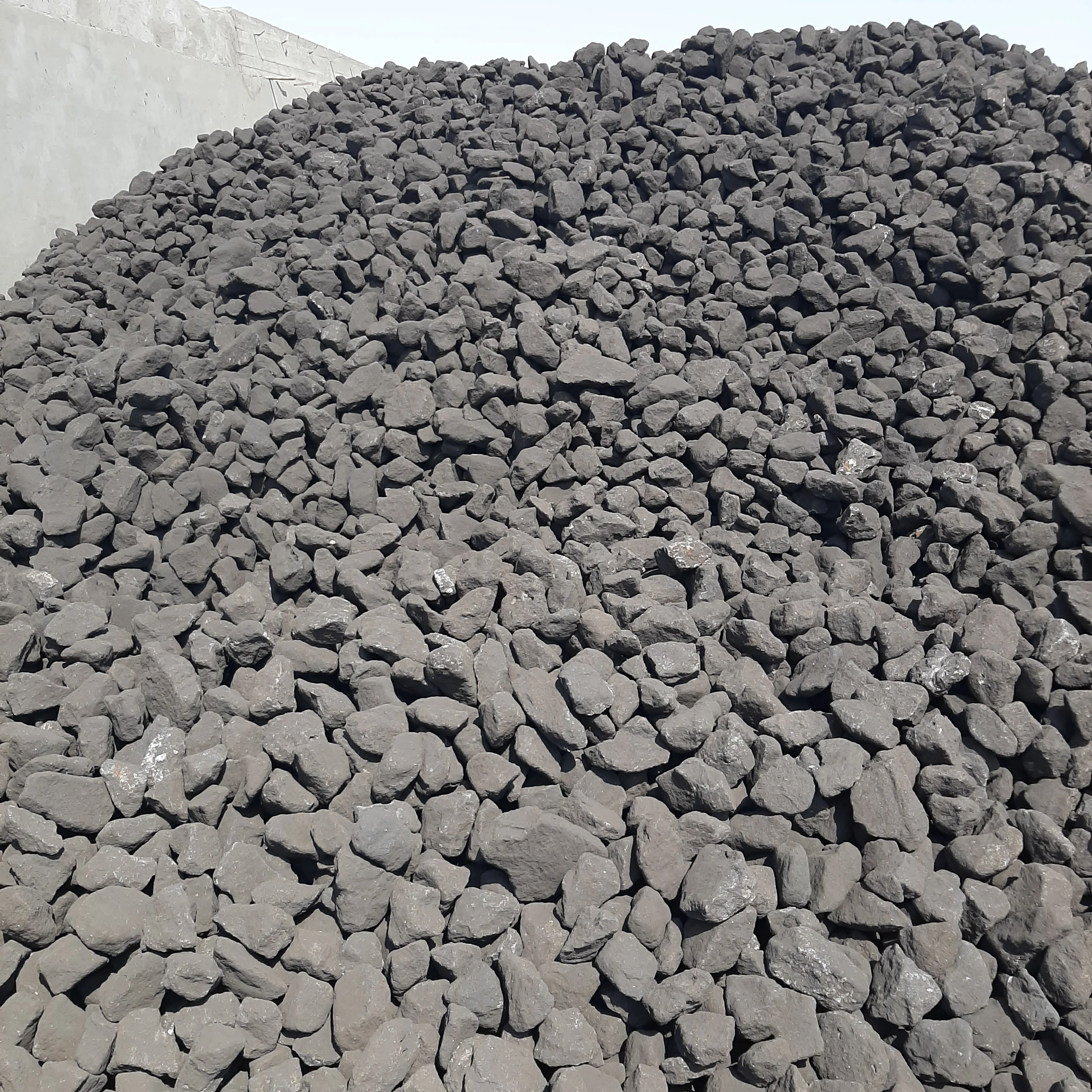 Manganese ore grade 25-28%, low iron, size 10-150 mm 3000 tons ready for export