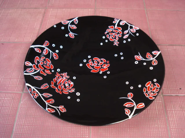 
Round lacquer plate with flower patterns. 