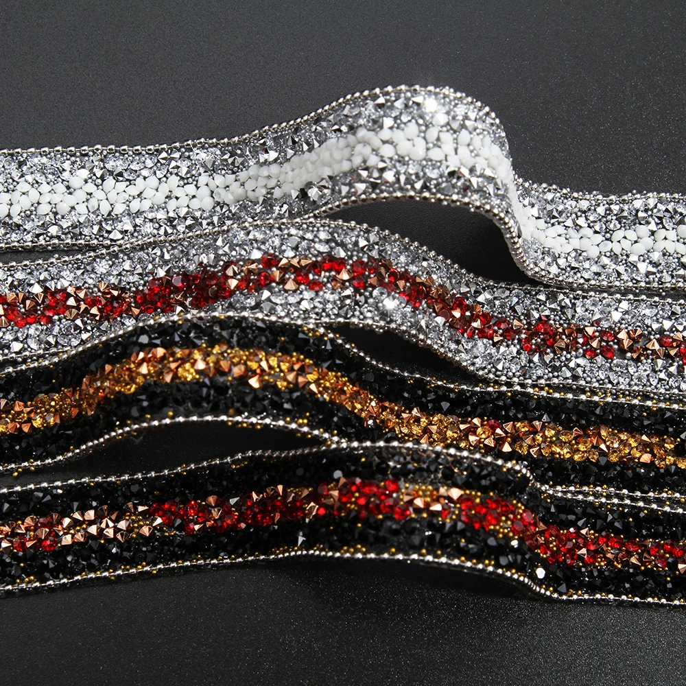 
Kavatar Wholesale Rhinestone Trim Clothing Labels Strass Hotfix Rhinestone Motif Color Customization Iron on Trims 