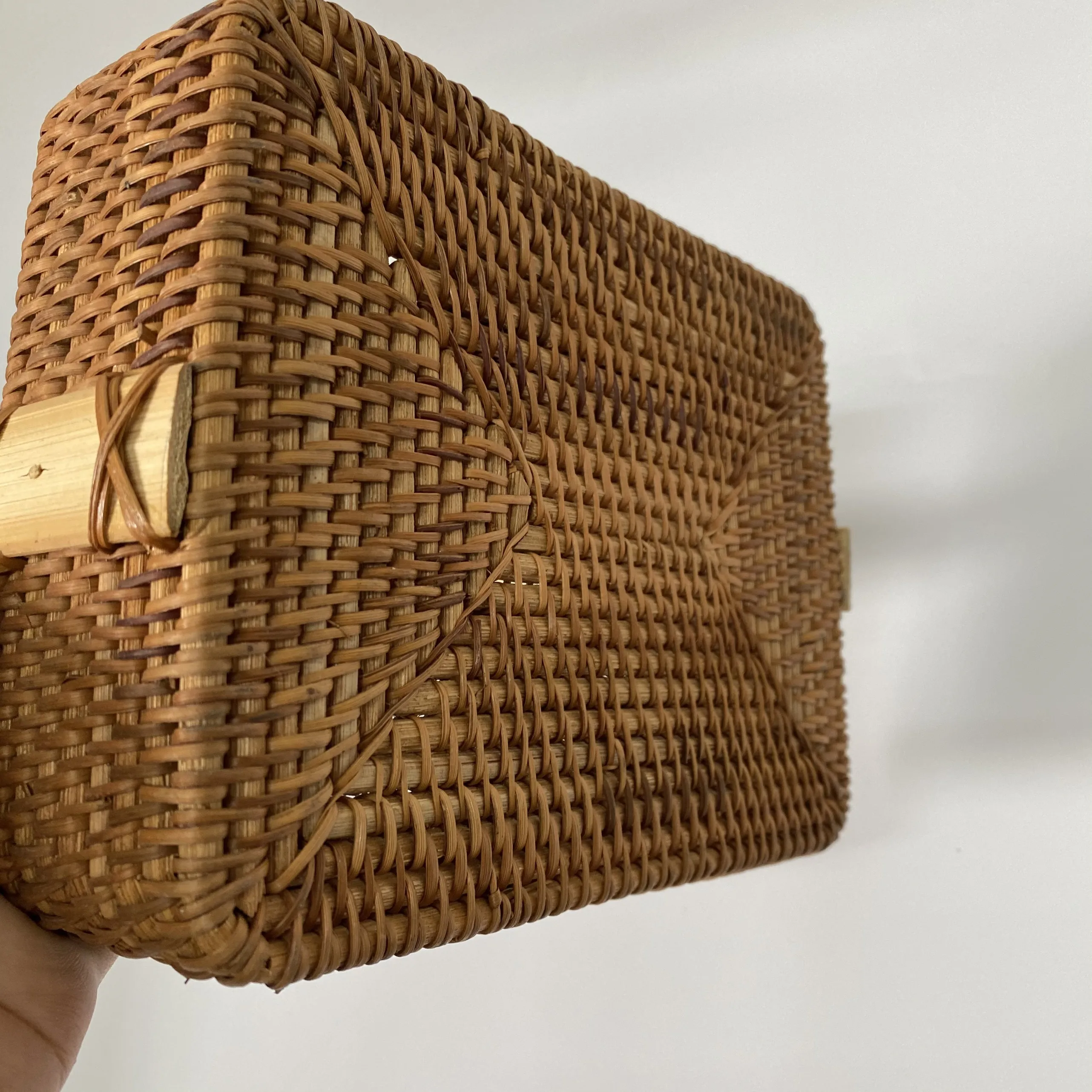 Wicker Hamper Basket Eco friendly Christmas Hamper Basket Sustainable Rattan Basket with Handle for Storage Food Drink