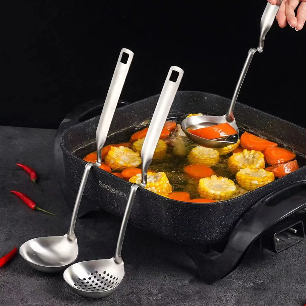 304 stainless steel food-grade soup spoon, soup hot pot spoon, household kitchen supplies can be wall-mounted