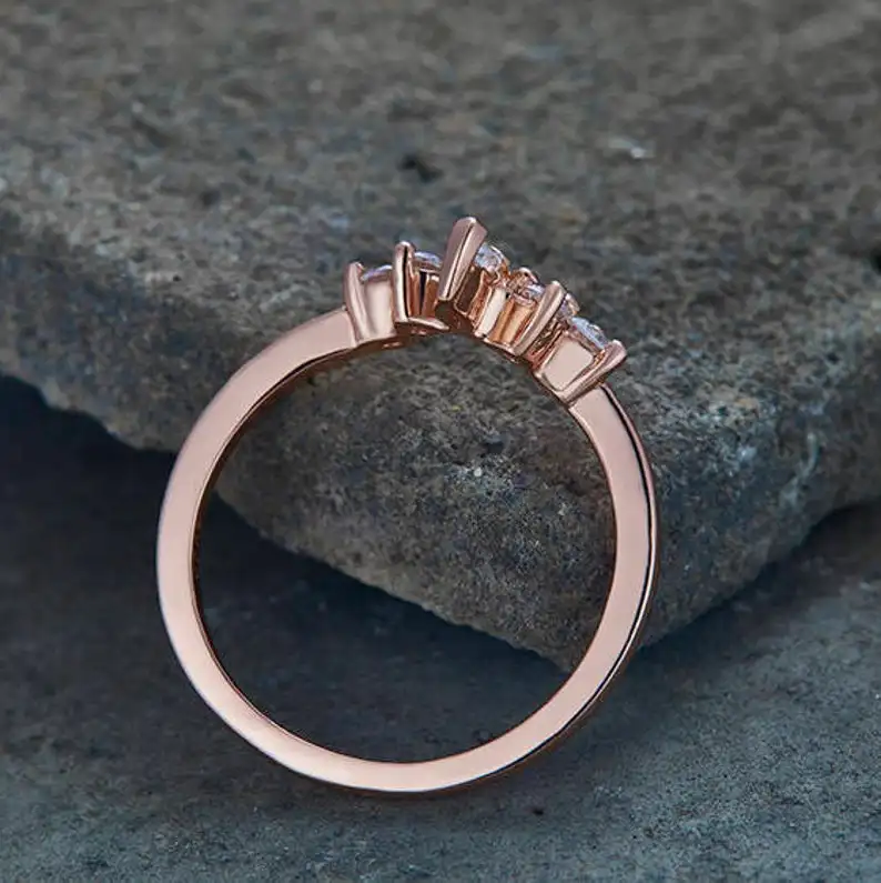 Обручальное кольцо с короной обручальное белым топазом штабелируемое шевроном покрытием из розового золота и стерлингового серебра Anniv