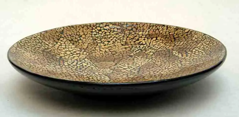 
Round lacquer plate with egg-cell finishing, Vietnam handicrafts, suitable for home-decor, tableware, houseware, kitchenware. 