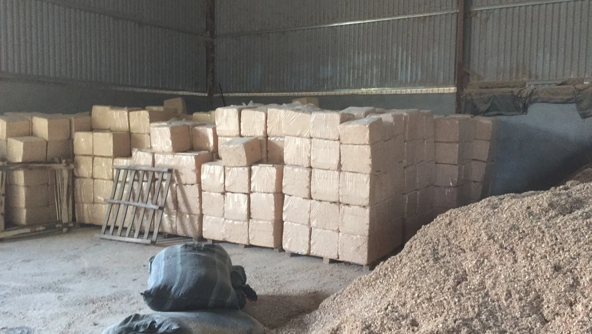 PINE WOOD SHAVINGS FOR POULTRY AND PET FARM - GOOD STANDARD WHATSAPP: +84 911406611