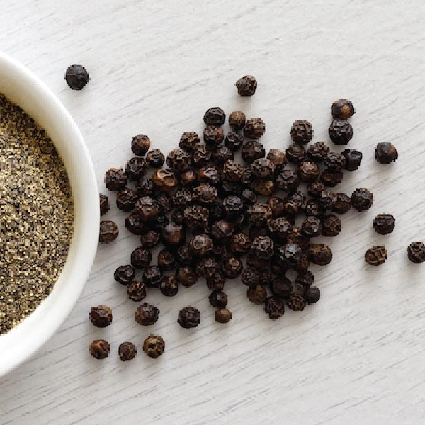 High Quality  Black/ White Pepper 570g/l   machine cleaned ASTA wholesale pepper spray salt and pepper from Vietnam 2021