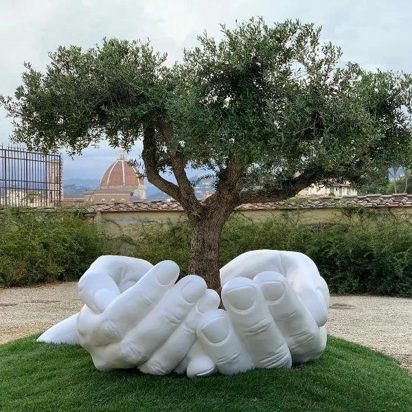 Outdoor Garden Decoration Giant Hands Holding an Olive Tree Sculpture for Sale