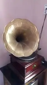 Высококачественный граммофон из латуни и дерева в современном стиле