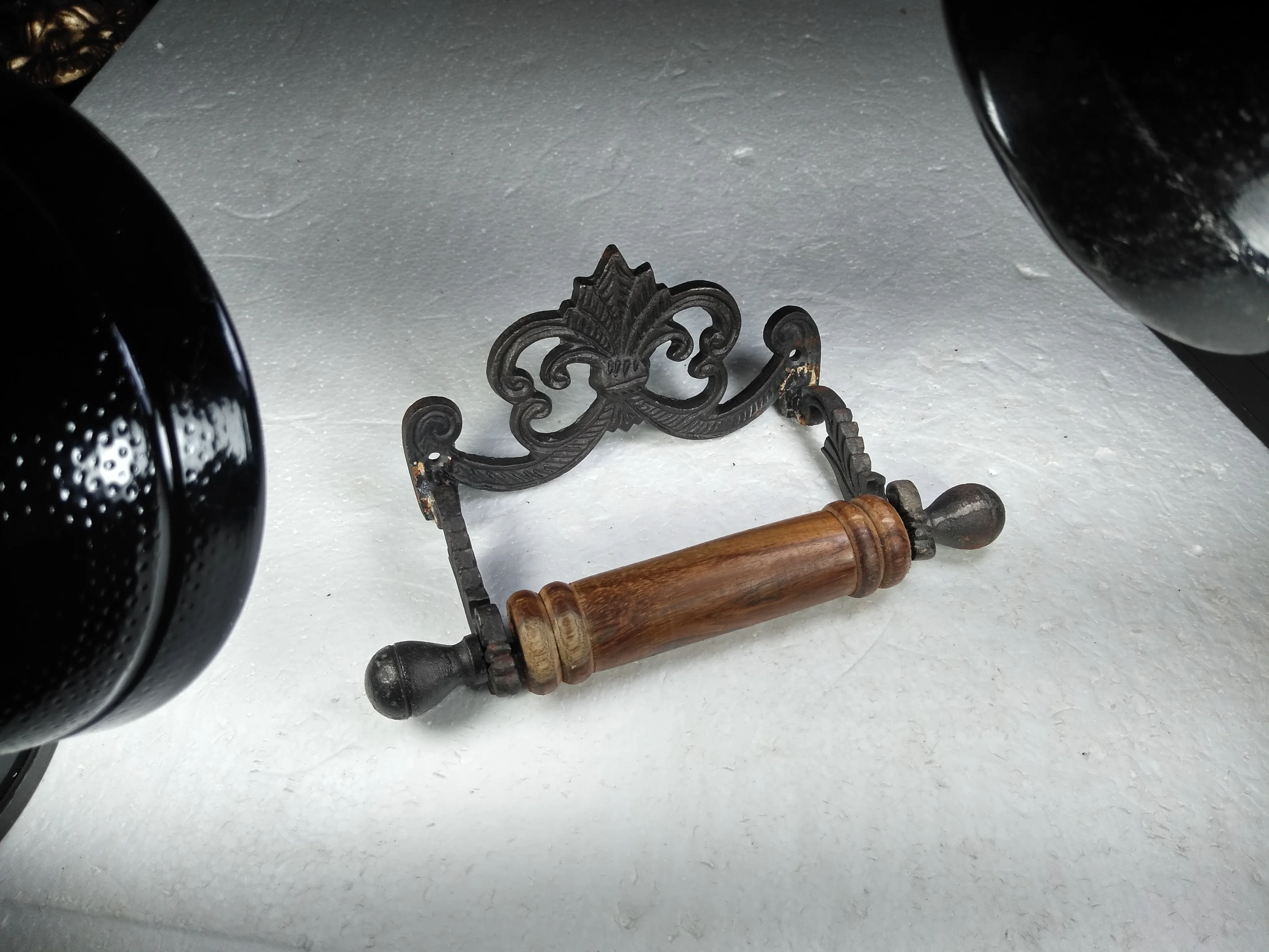 ANTIQUE VINTAGE STYLE  CAST IRON  MATTE BLACK TOILET PAPER HOLDER .