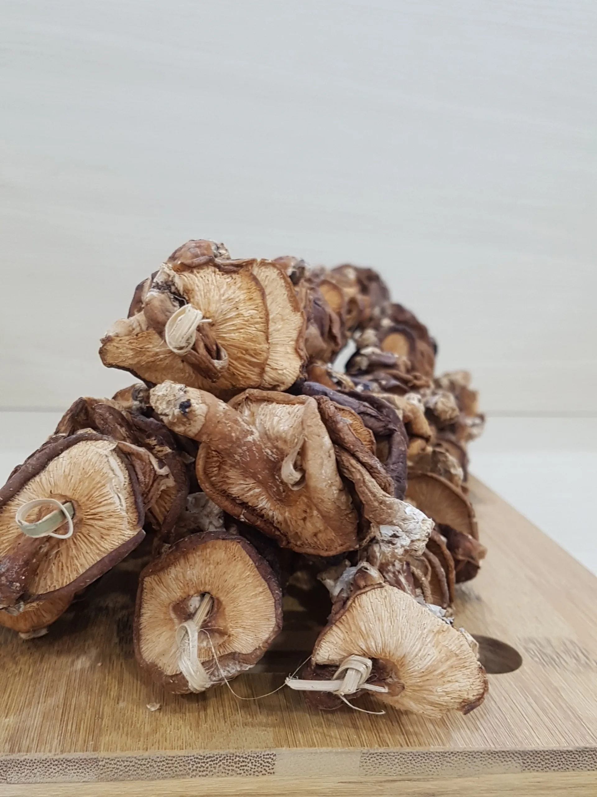 Wholesale Price New Crop Hot Sale Vietnamese Shitake Mushroom  High Quality Dried Shitake Mushroom Organic Dried Food 2021