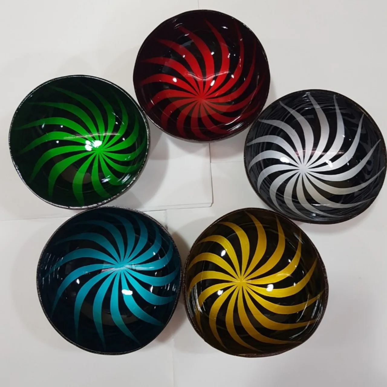 Best Selling Eco-Friendly Lacquered Coconut Wood Bowl and Spoon Set Custom Logo for Salads or Fruit PC Material Box Packed