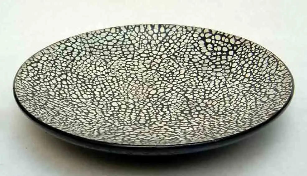 
Round lacquer plate with egg-cell finishing, Vietnam handicrafts, suitable for home-decor, tableware, houseware, kitchenware. 