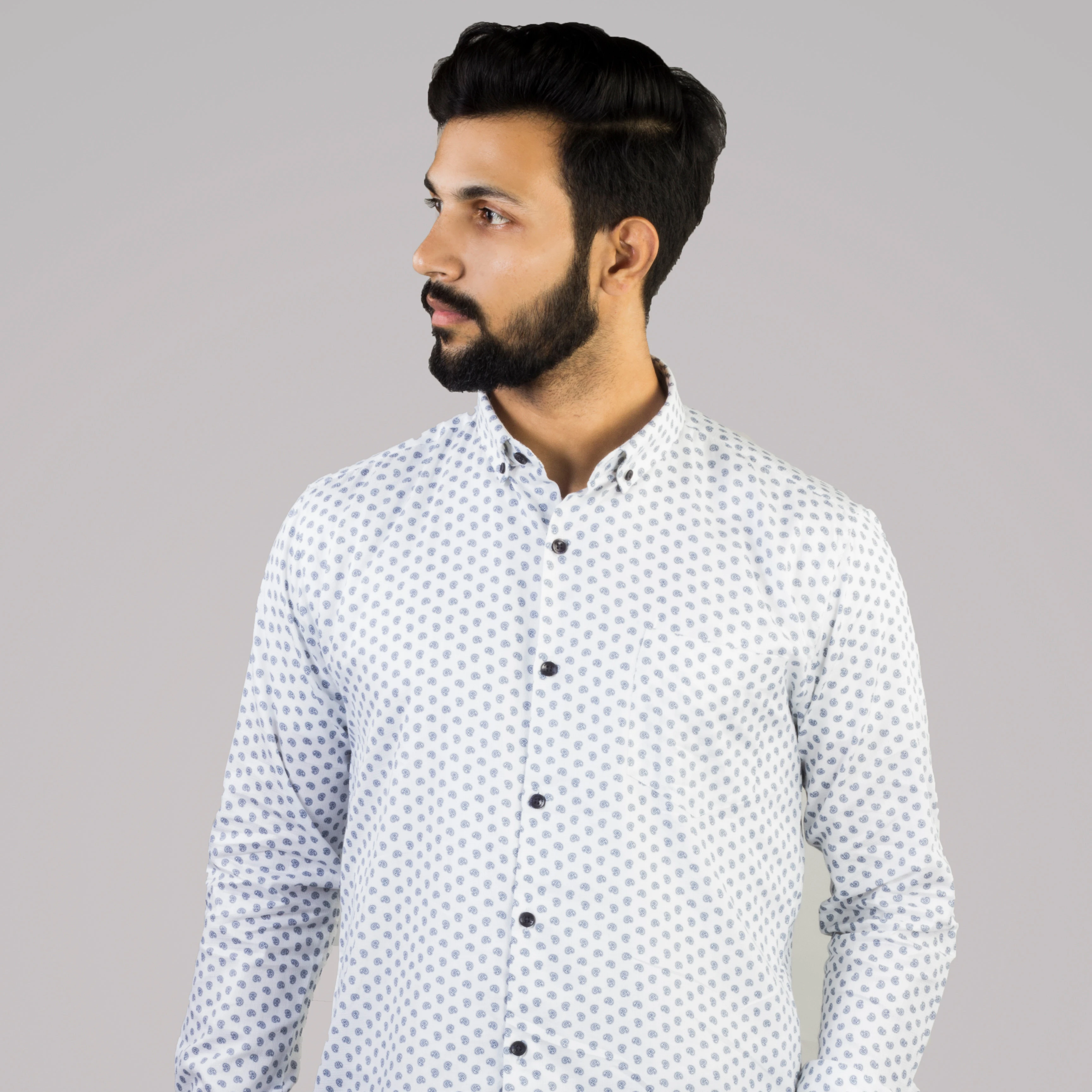 
Повседневная мужская рубашка с белой текстурой и принтом 