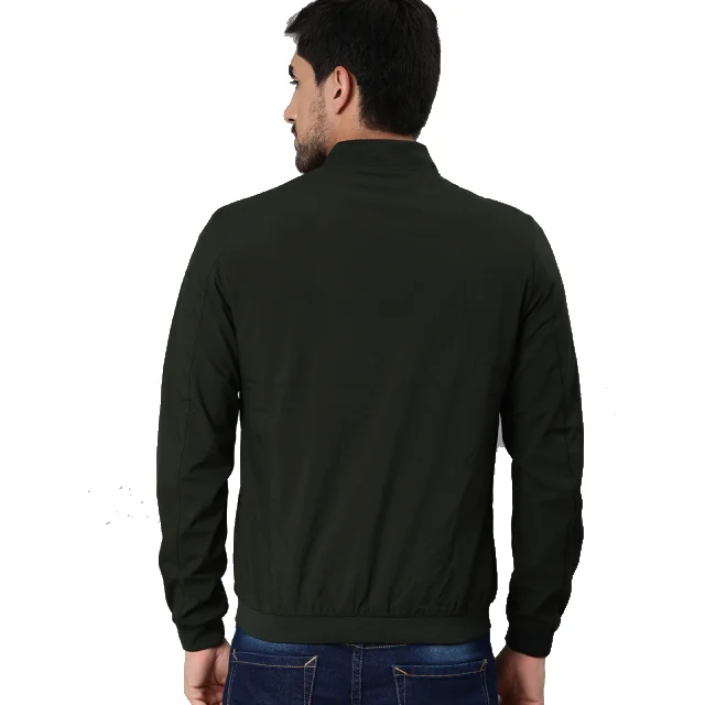 Однотонная куртка-бомбер оливкового и зеленого цвета с воротником-стойкой