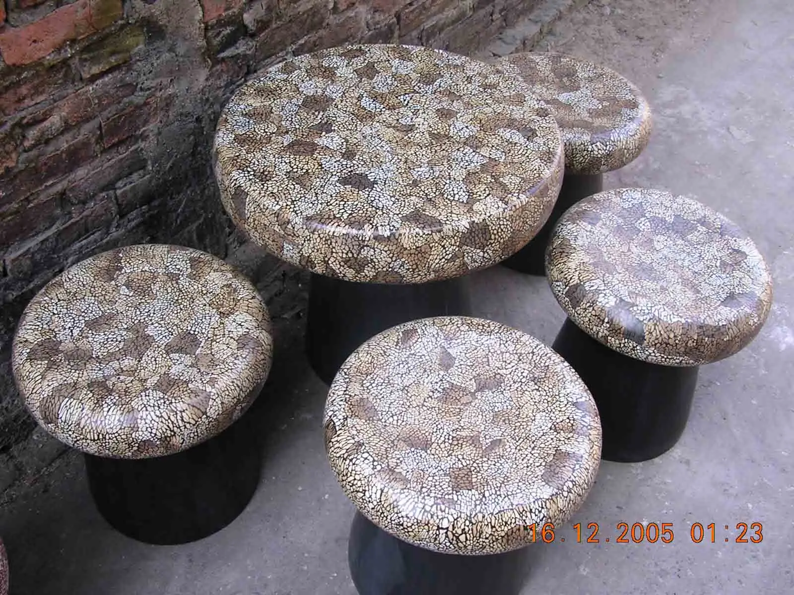 
Round egg-shell lacquer table and stools 