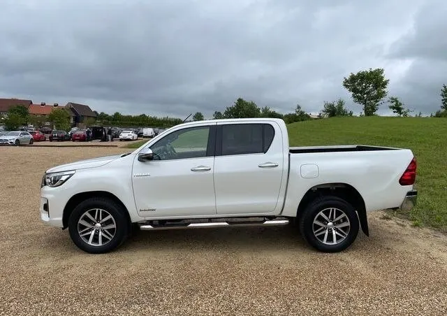 Б/у дизельный пикап Toyota Hilux 4x4