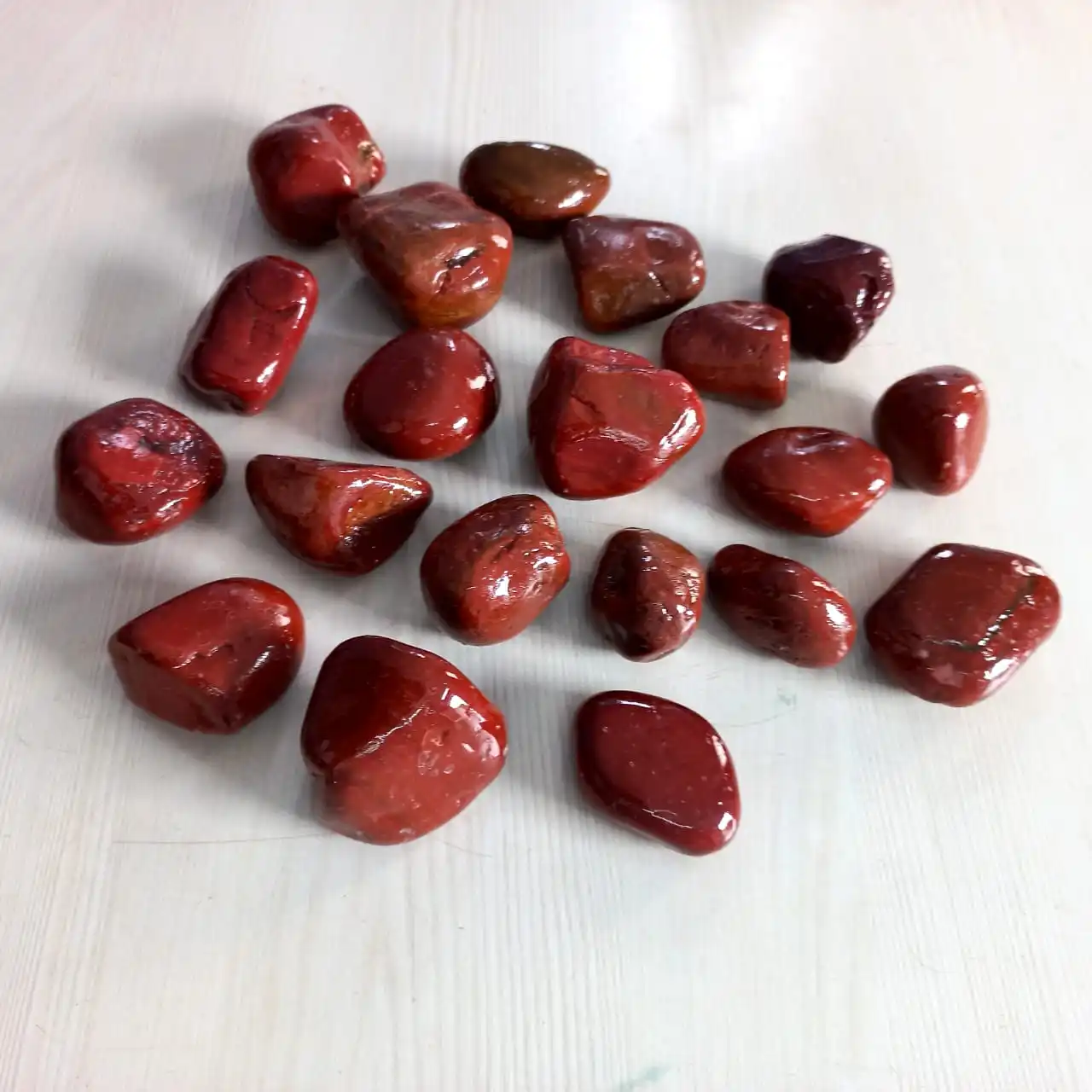 chemical epoxy resin coating polished red jasper stone pebbles high shine polished quality AAA grade blood red stone pebbles