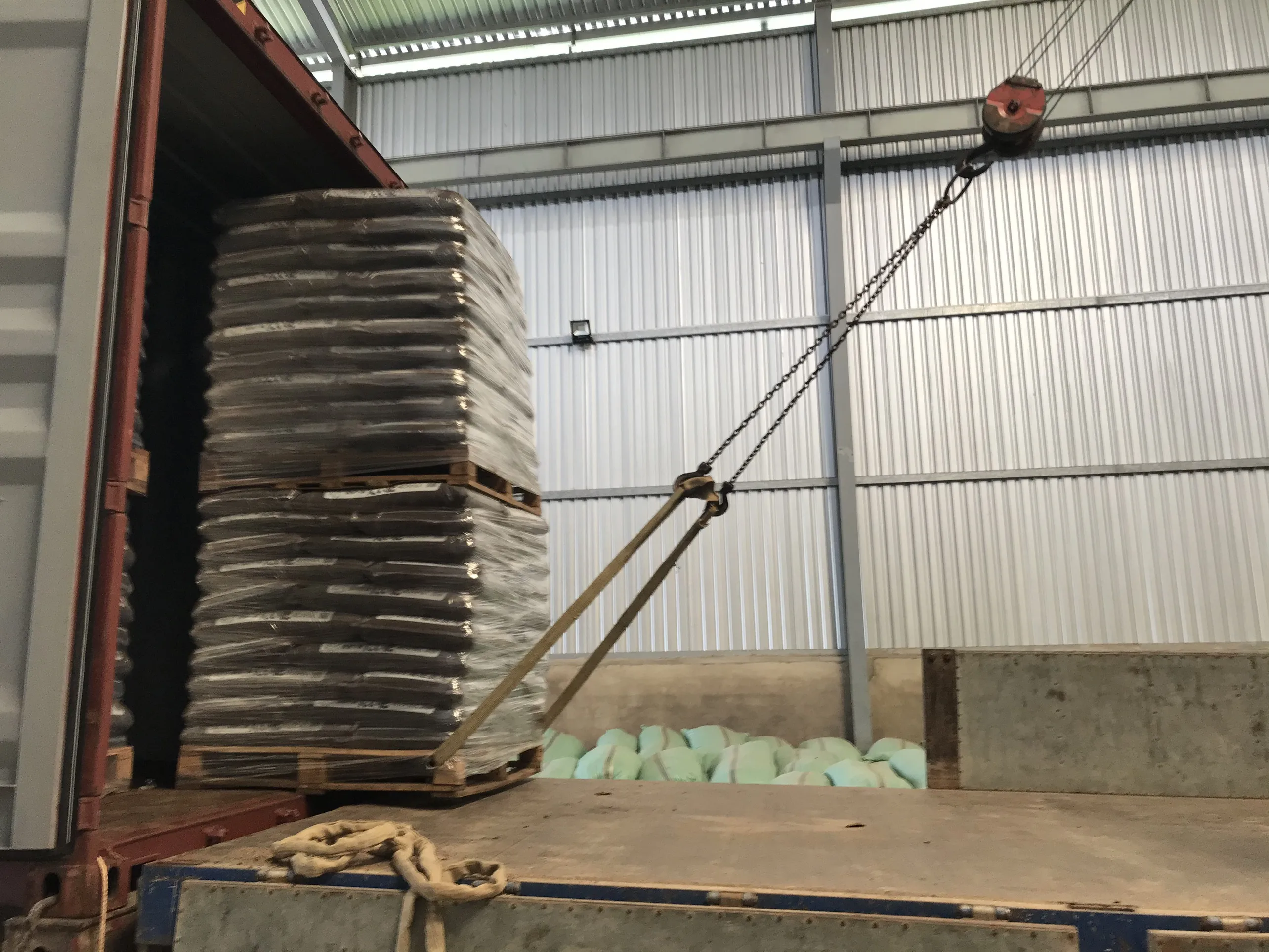 Organic Fetilizer Made in Vietnam/ Organic fertilizer 45 OM, NPK 6-6-6