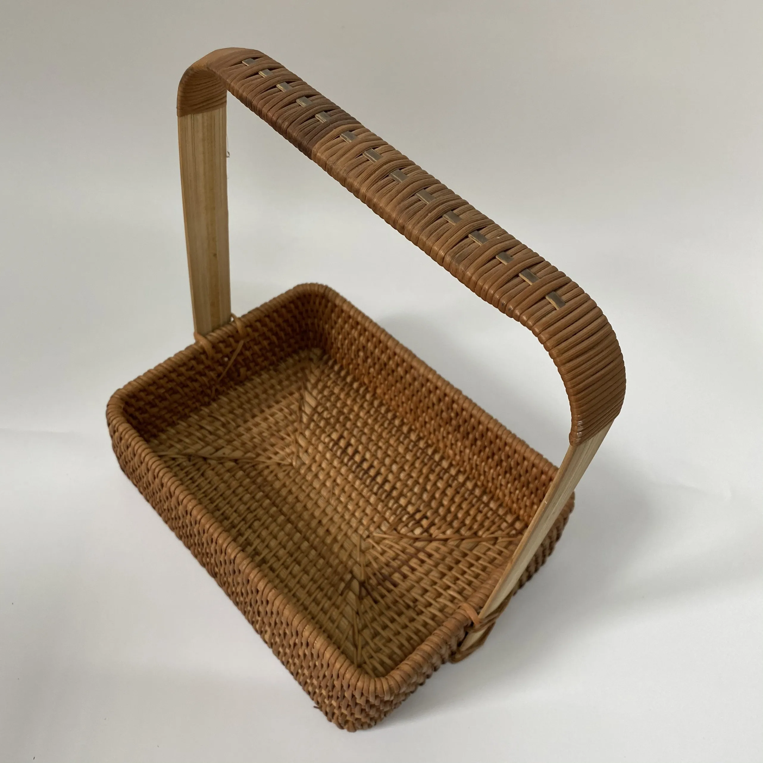 Wicker Hamper Basket Eco friendly Christmas Hamper Basket Sustainable Rattan Basket with Handle for Storage Food Drink