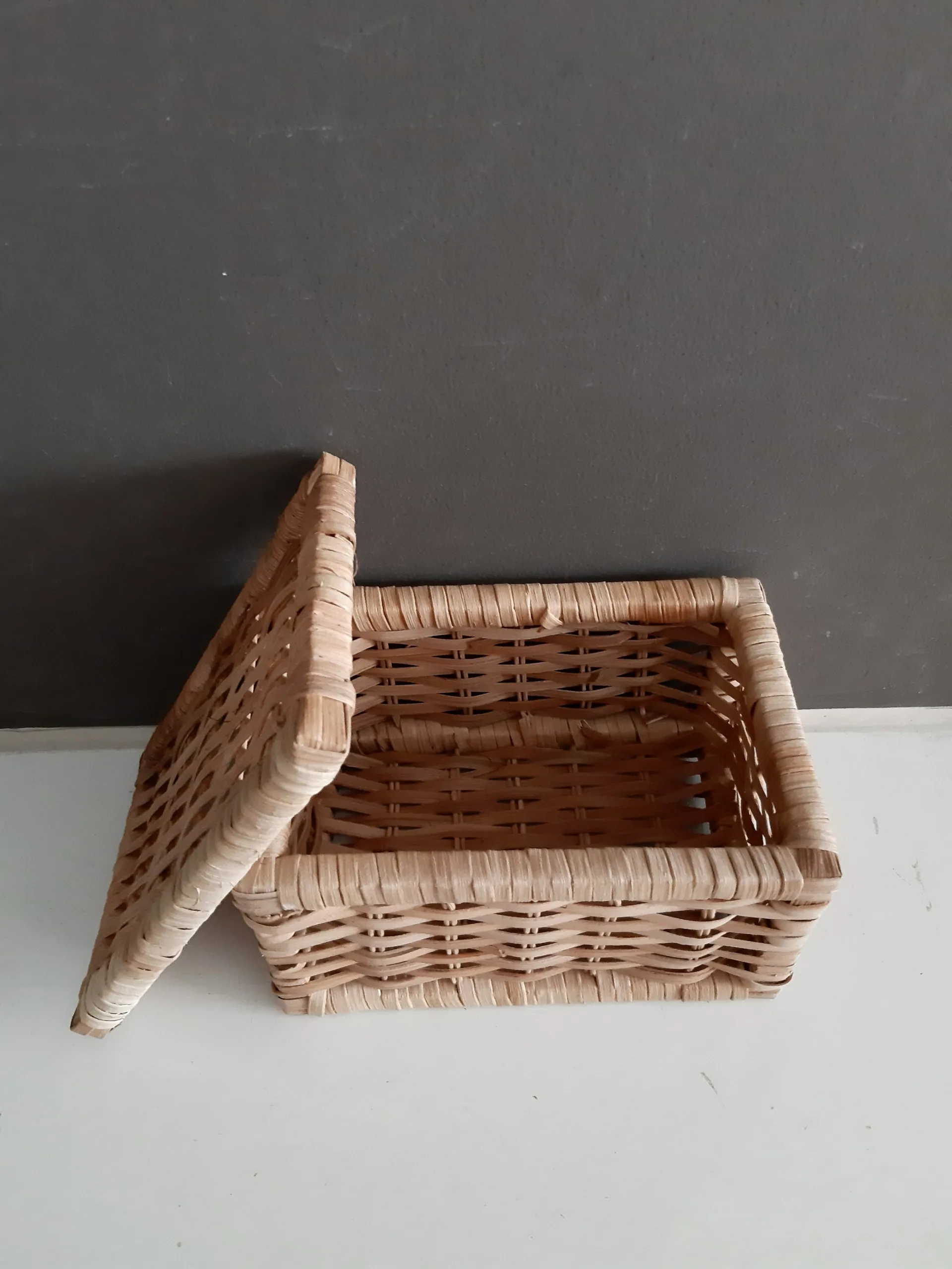 Eco Friendly Wholesale Price Manufacture Storage Wicker Picnic Cosmetic Food Candy Vietnam Square Rattan Box Basket With Lid