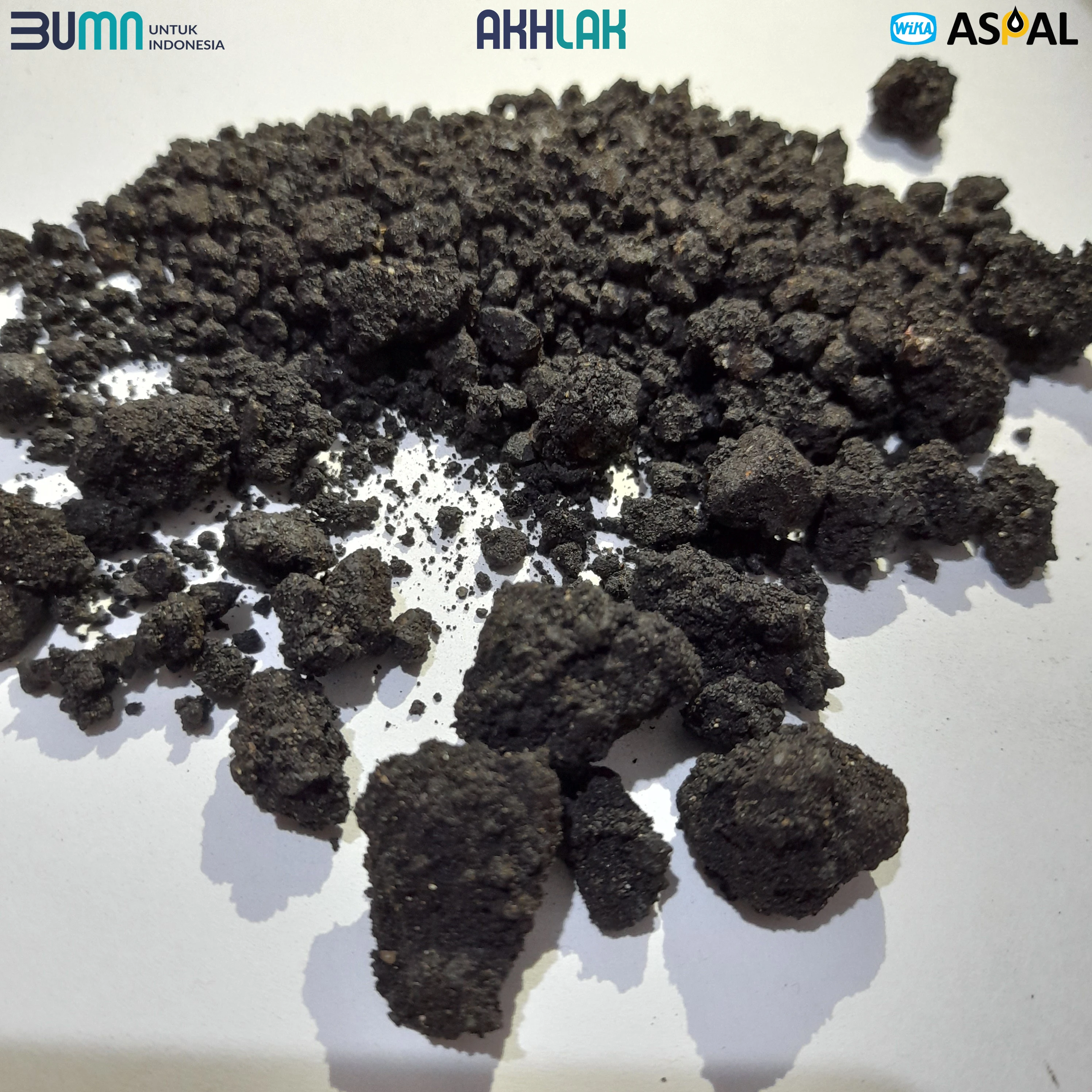  Свежеуложенный черный битумный асфальт с высокой кромкой до гравия показывающей конструкцию