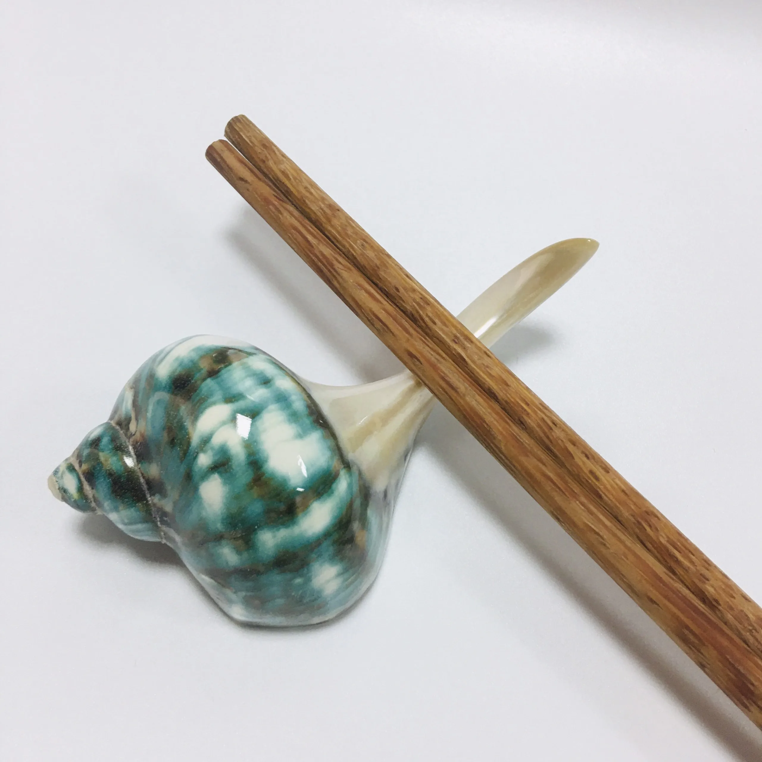 Eco-friendly Chopsticks Holder Polished Green Conch Shell Chopstick Rest Handmade Tableware Chopstick Holder
