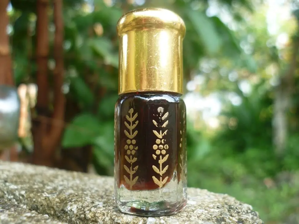 Essential oil manufacturer supply wholesale bulk price 100% pure natural Indian agarwood oud oil