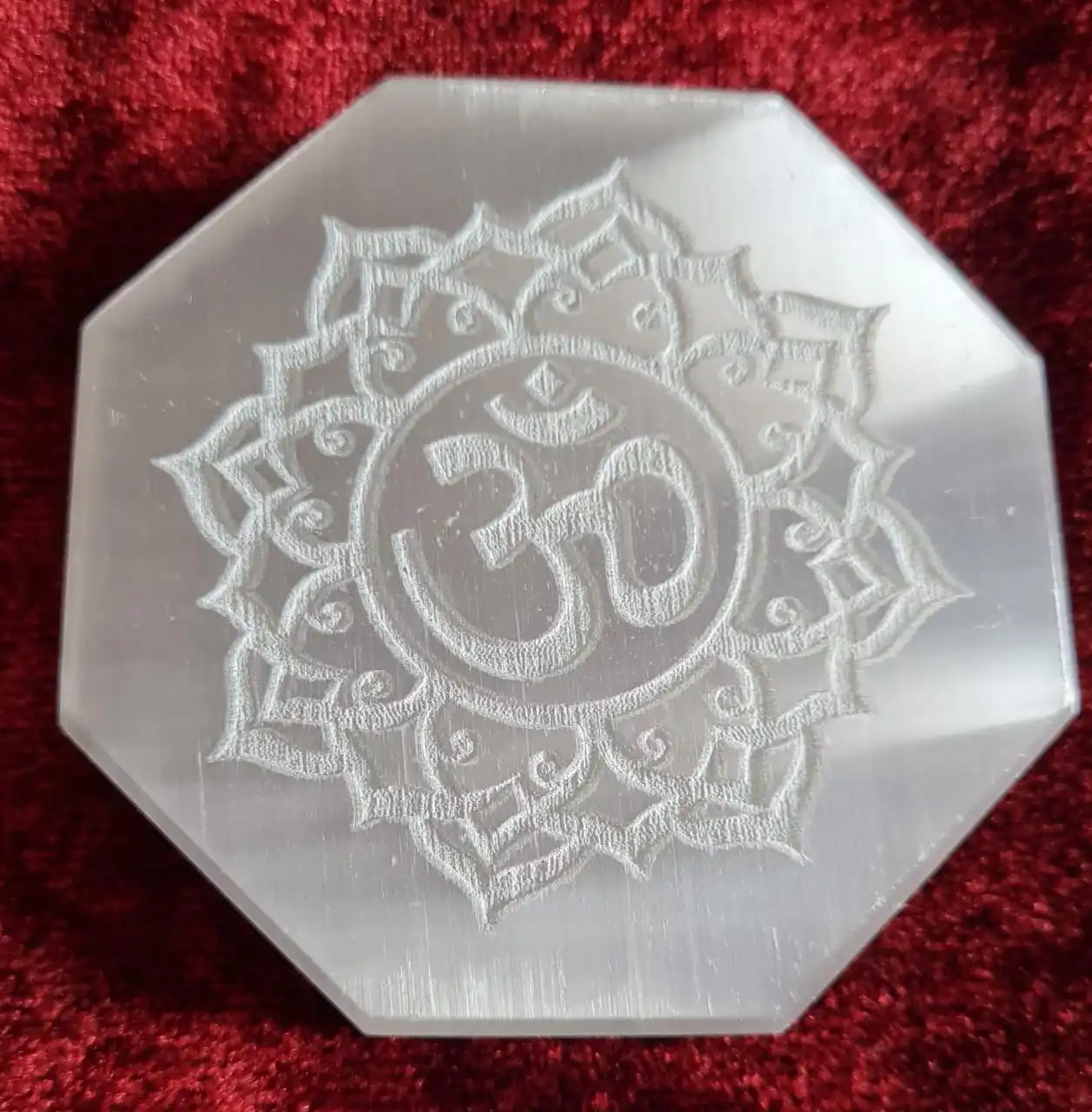 Улучшенная пластина для зарядки с гравировкой селенита символом Ом семь символов чакры исцеляющая Шри Янтры