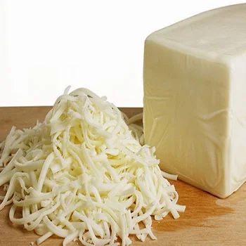 Новый запас измельченного сыра Mozzarella для пиццы