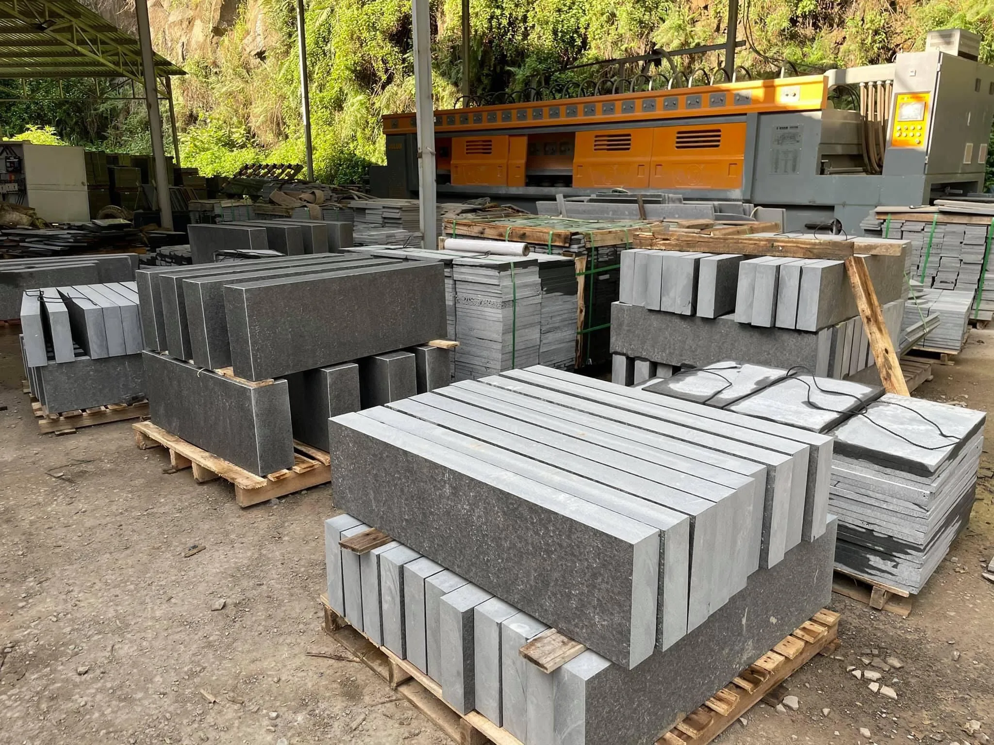 Отделение специализируется на предоставлении материалов из базальтового камня используемых для украшения и укладки вашего сада чтобы создать красивую атмосферу