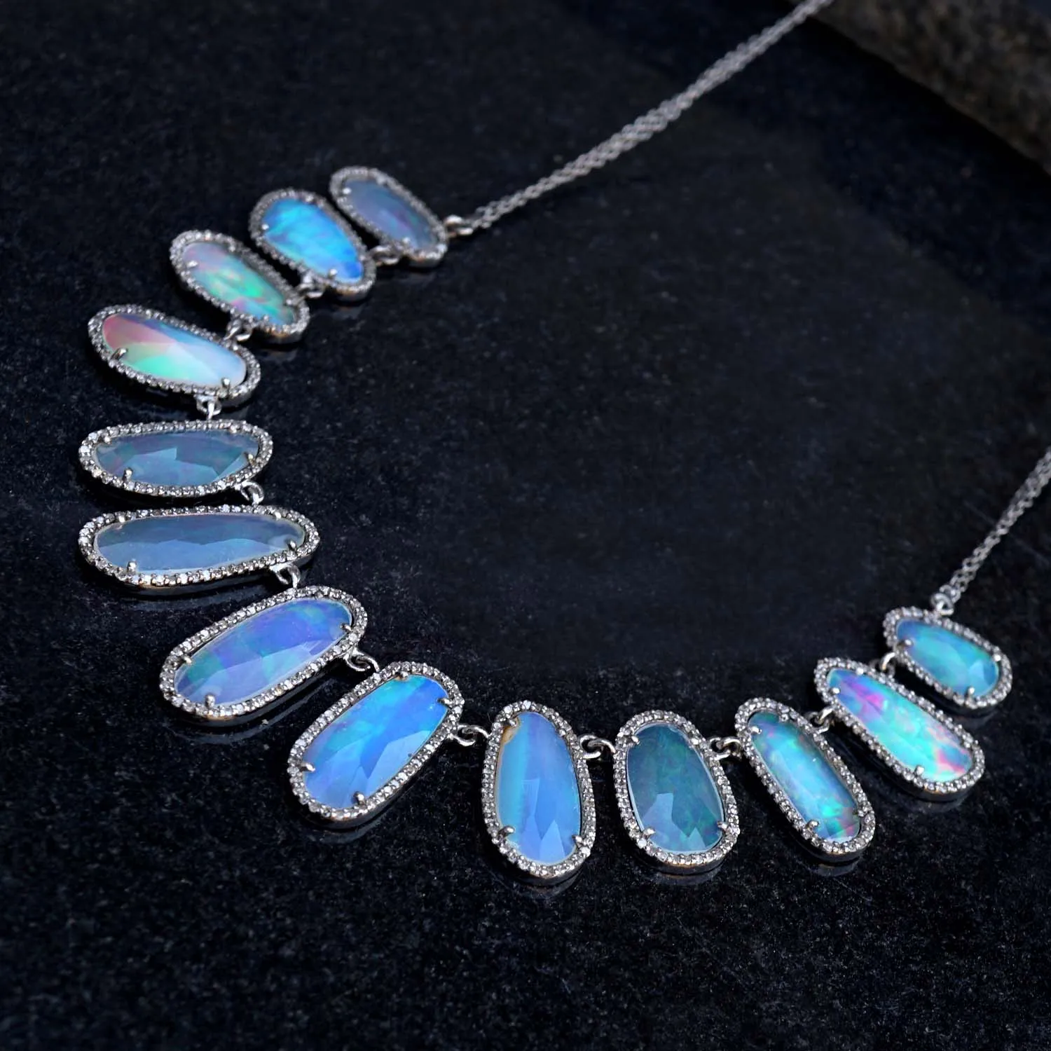 Ожерелье-цепочка из серебра 925 пробы с натуральным опалом