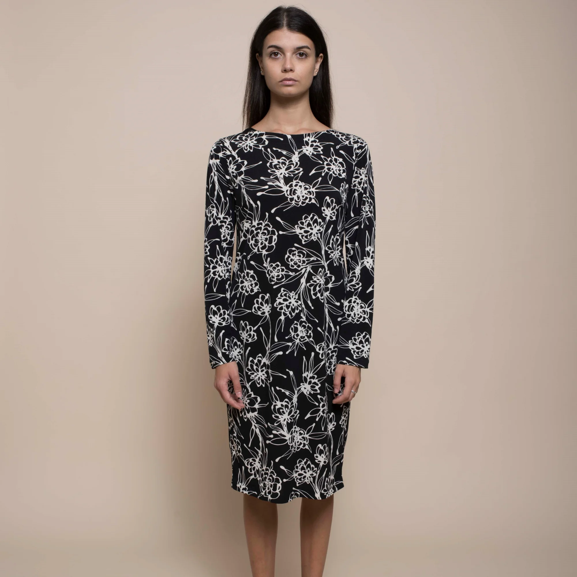 High quality made in Italy fancy longuette sheath dress with boat neckline and buttons on the back, for the day