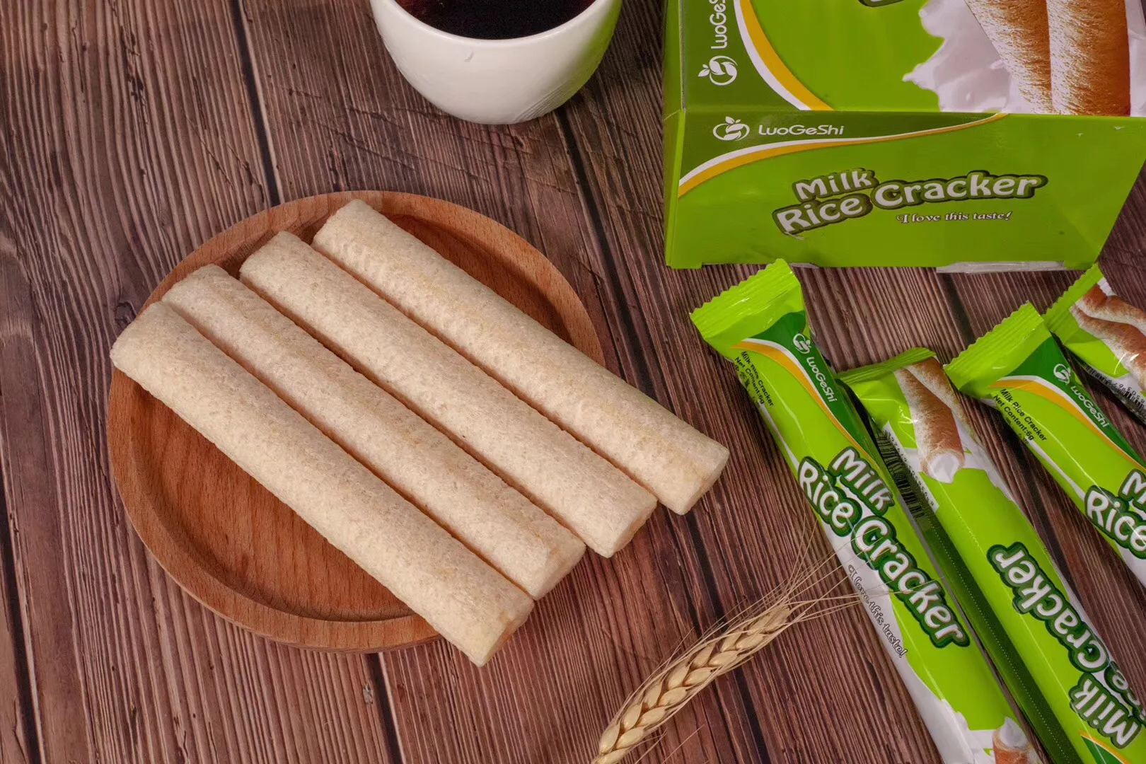 
Top selling good price from Vietnam Milk Filled Rice Roll Cracker 60g box 