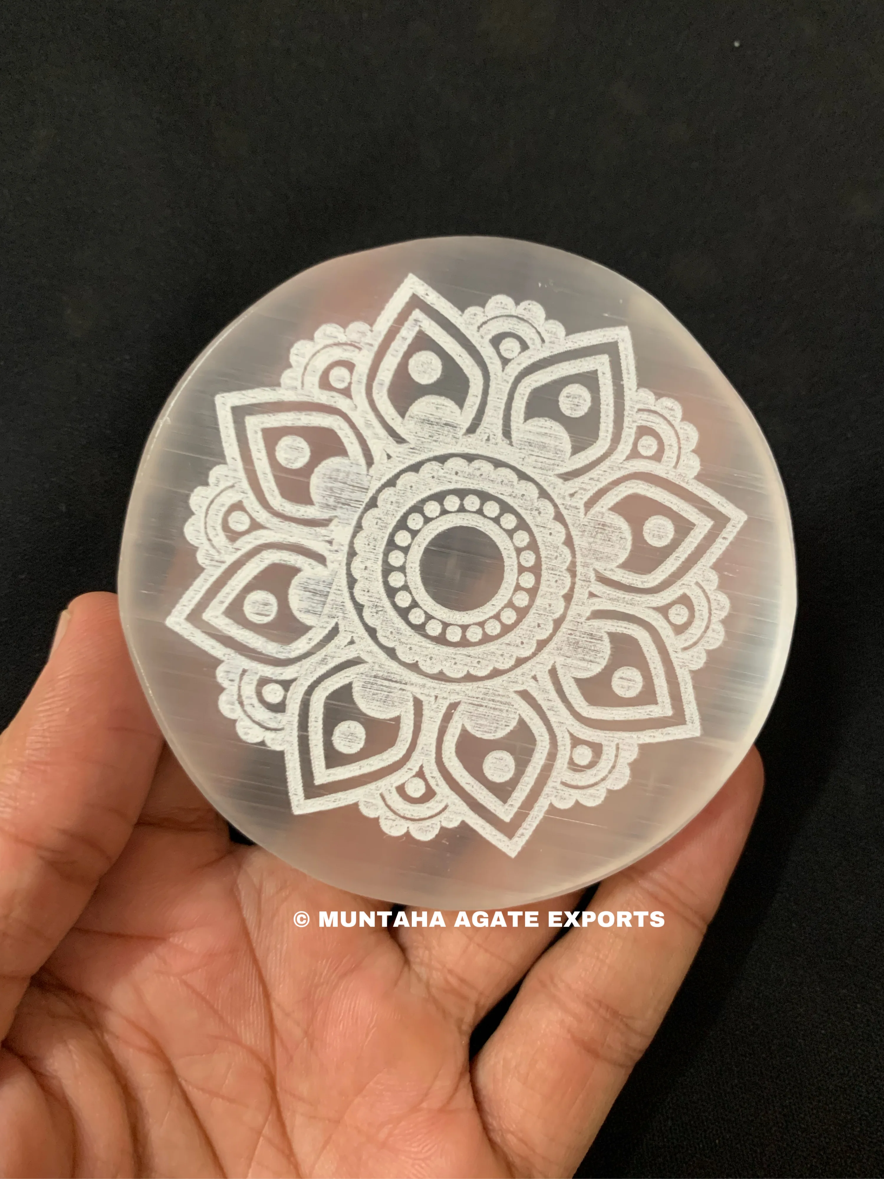 Beautiful Sun Face Engraved Selenite Charging Plate White Crystal round Circle Shape Muntaha Agate round Shape Engraved Plate