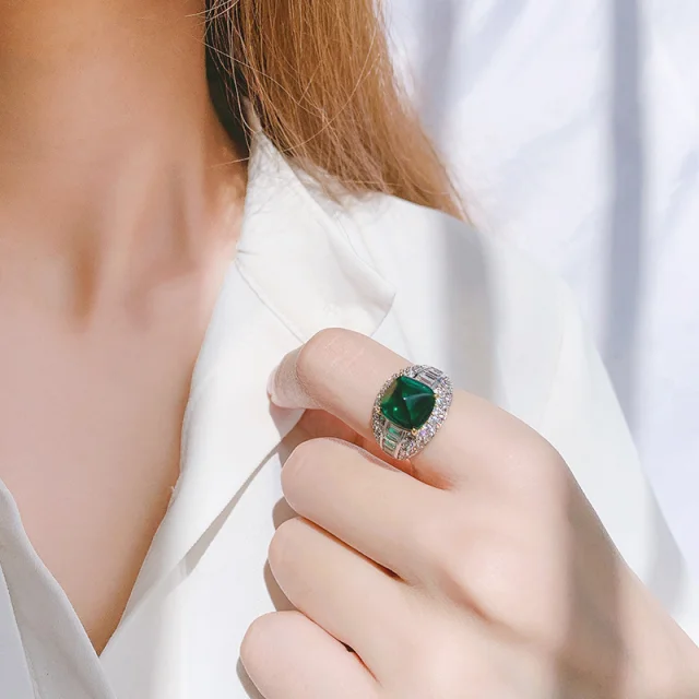 Женское кольцо из серебра 925 пробы с кубическим цирконием