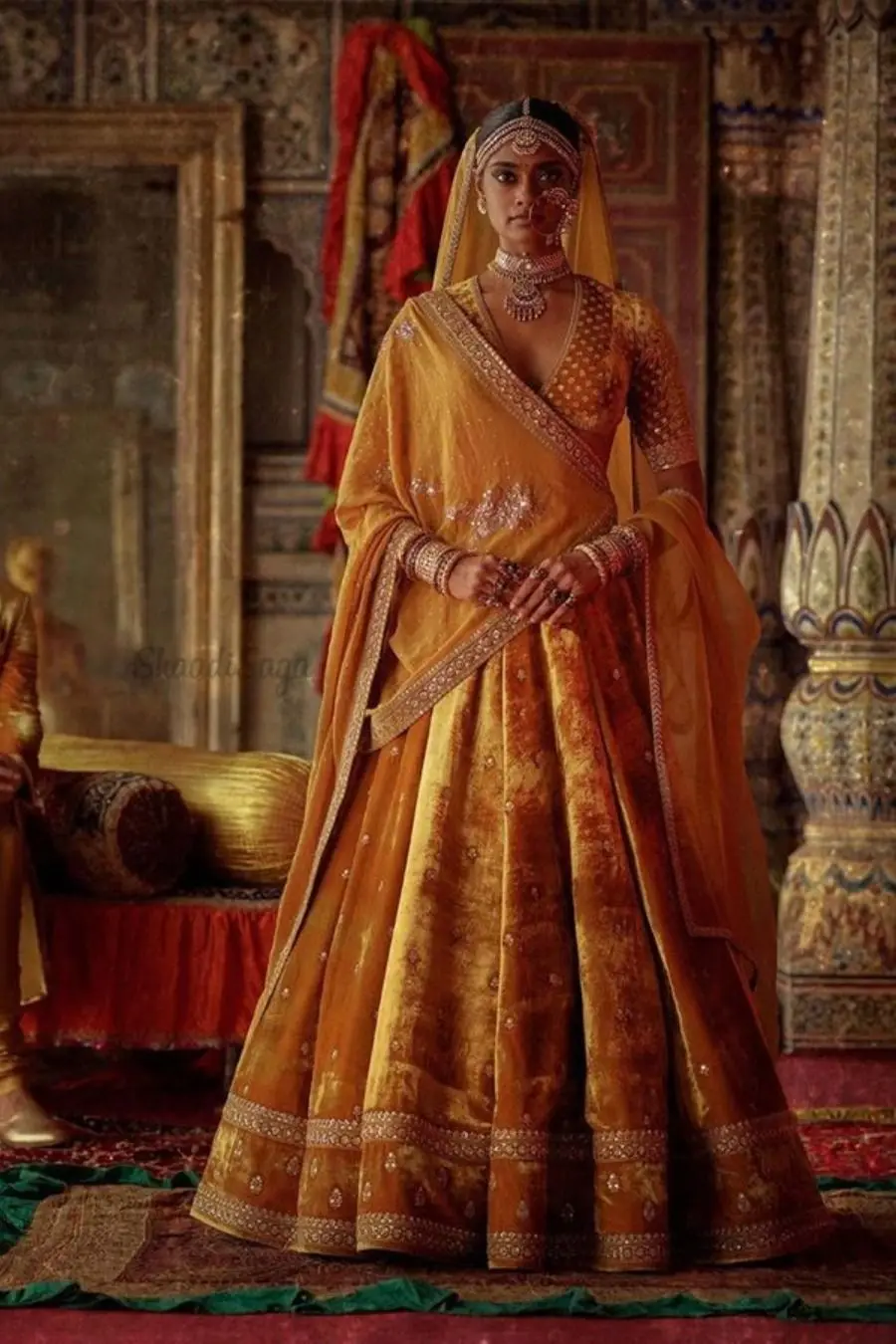 Custom Bridal Designer Maroon Velvet Lehenga Choli Embroidered Wedding Lahenga Choli for Women Wholesale 2023 Indian clothes
