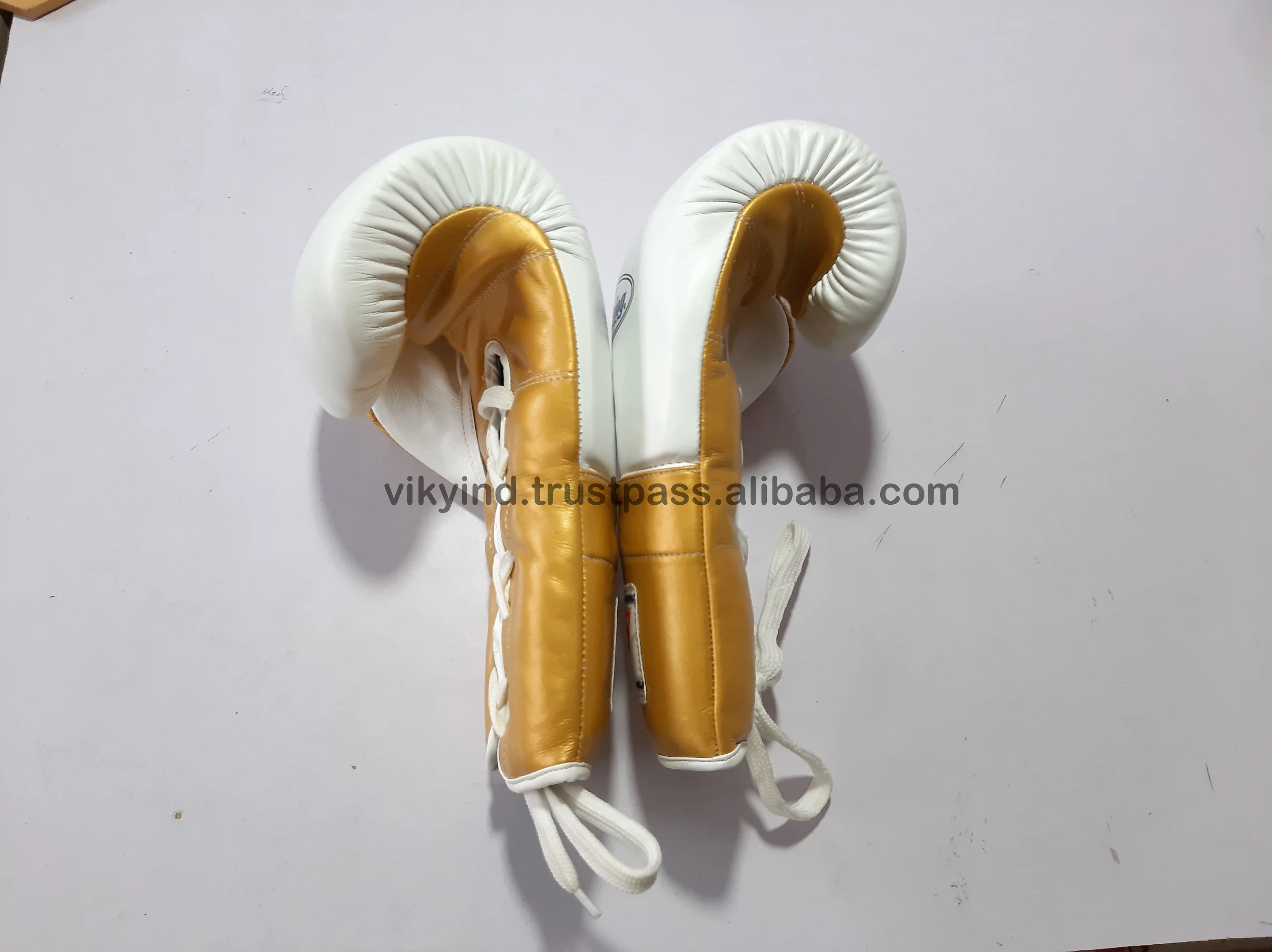 Профессиональные боксерские перчатки из воловьей кожи золотисто-белого