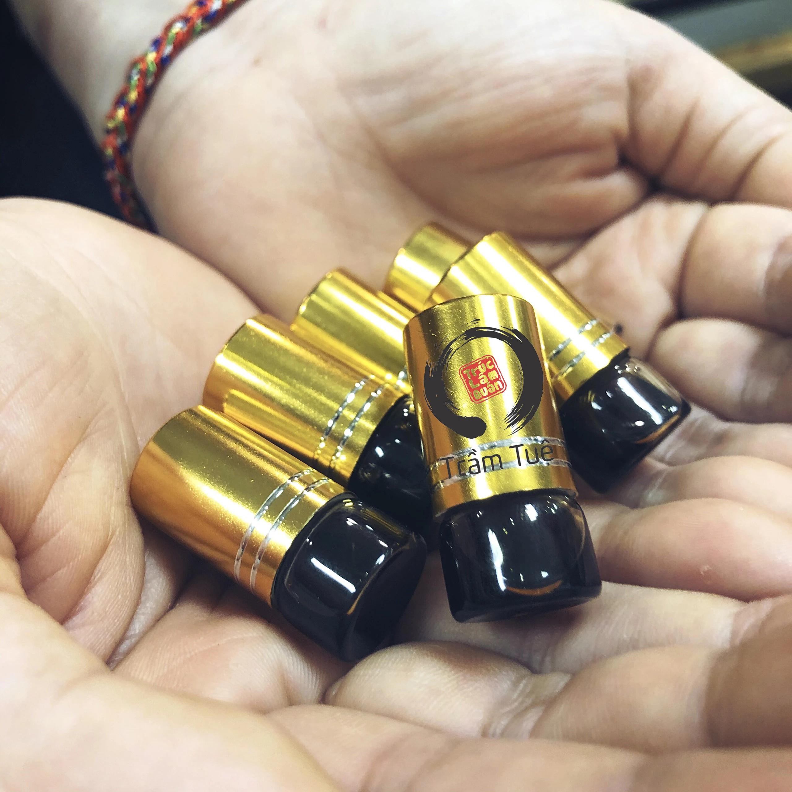 Vietnam Pure high-quality Agarwood Oud Essential Oil, one of main materials to make famous perfumes