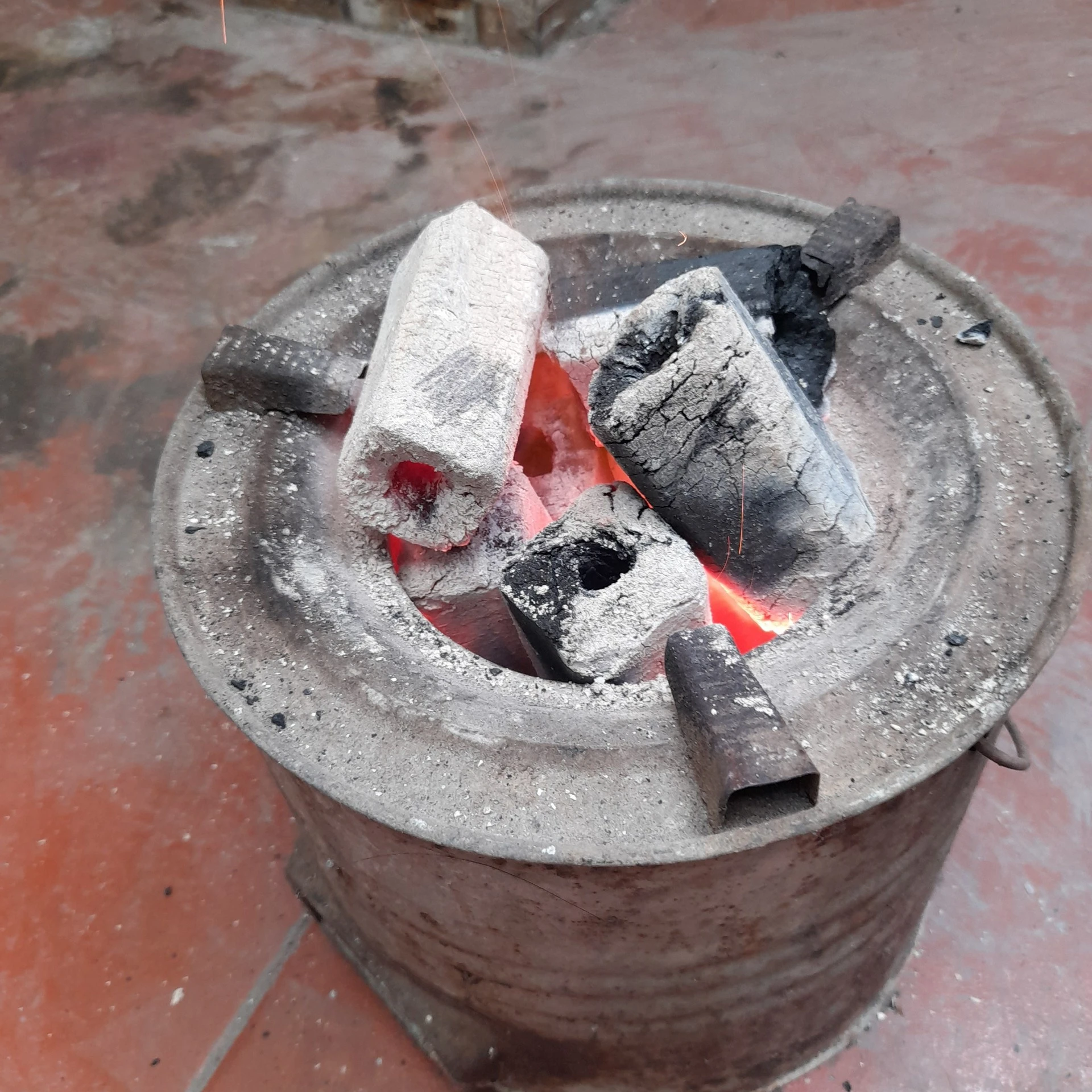 Sawdust Charcoal With No Chemical High Heat Low Ash No Smoke For BBQ And Grillings