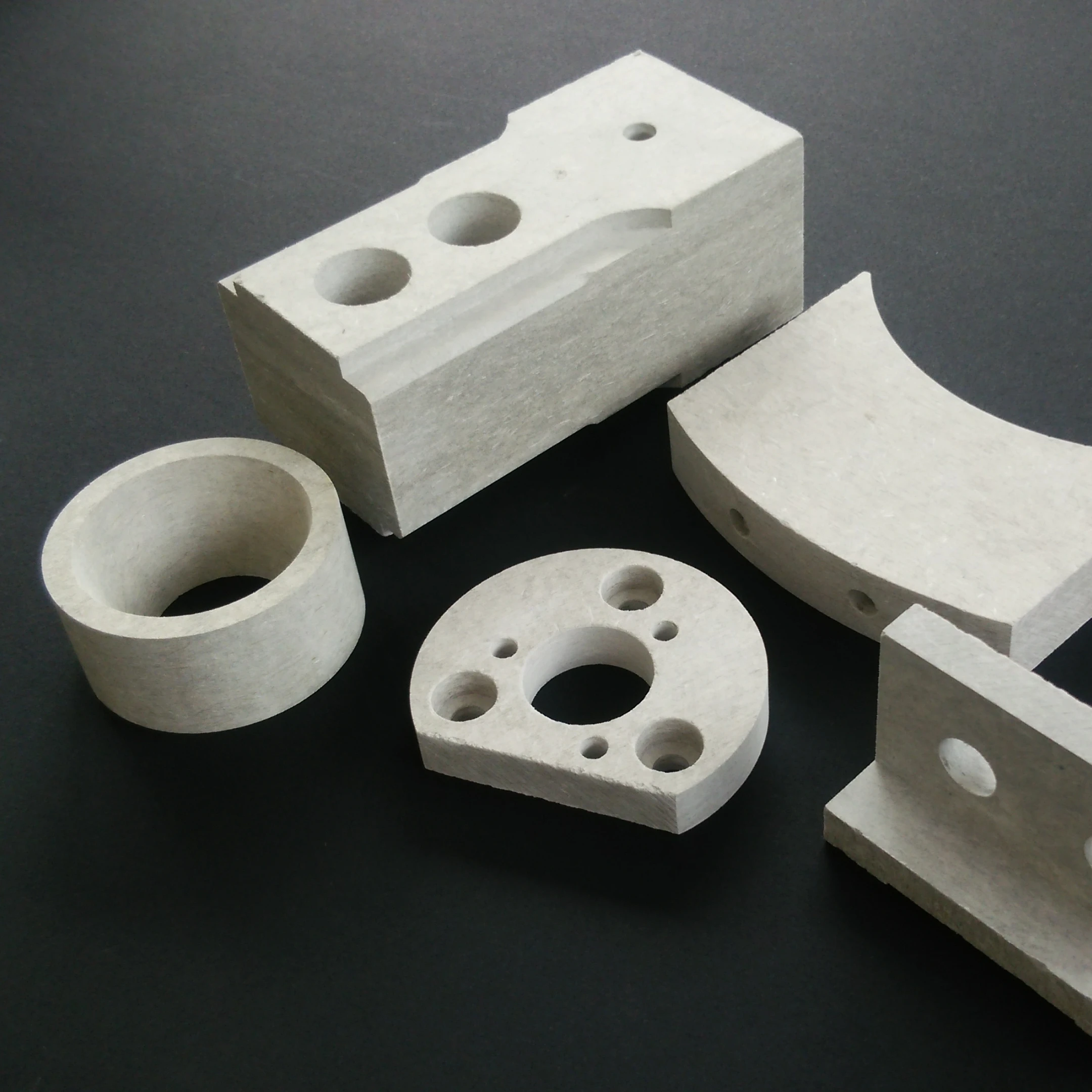 Теплоизоляционный материал изготовлен из цемента и стекловолокна