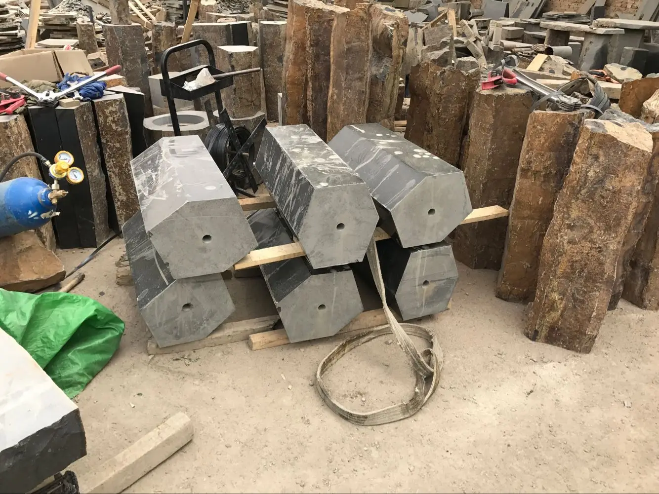 Decorative Outdoor Hand Carving Natural Boulder Basalt Water Fountain for Garden Yard Lawn Patio