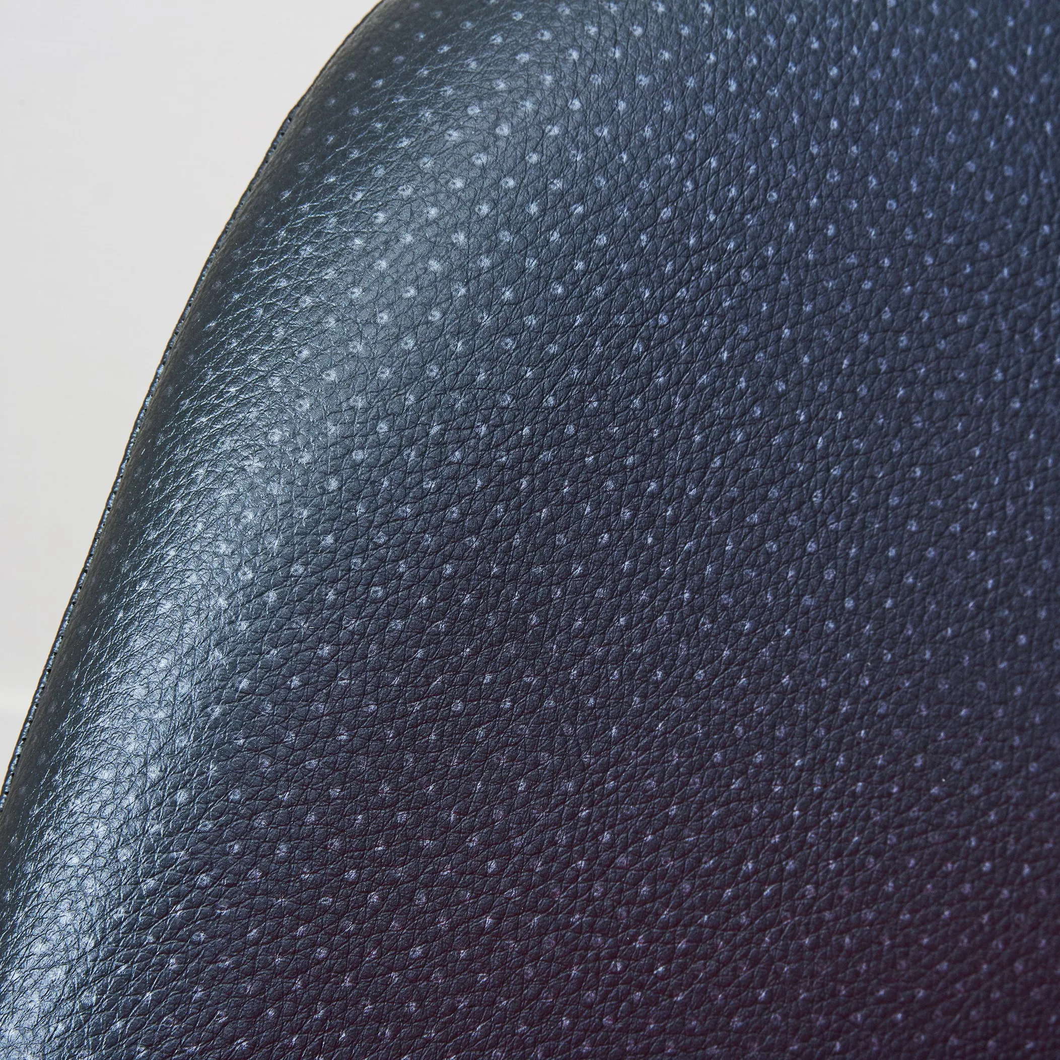 We are usually waiting for a sample request for synthetic leather for chairs made in Japan.