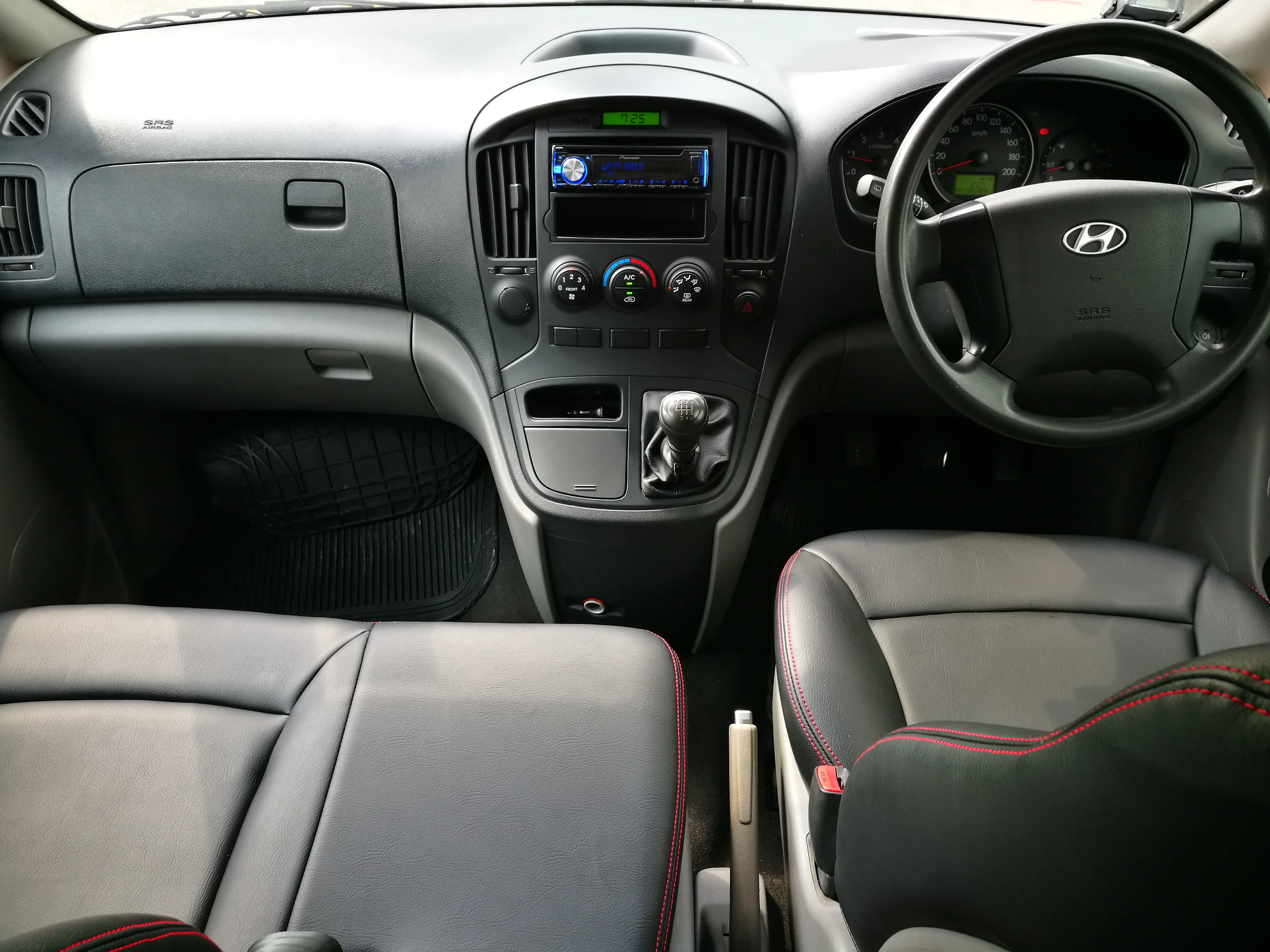  Автофургон б/у HYUNDAI H1 STAREX 2 5 CRDI MT с дизельным топливом и ручным